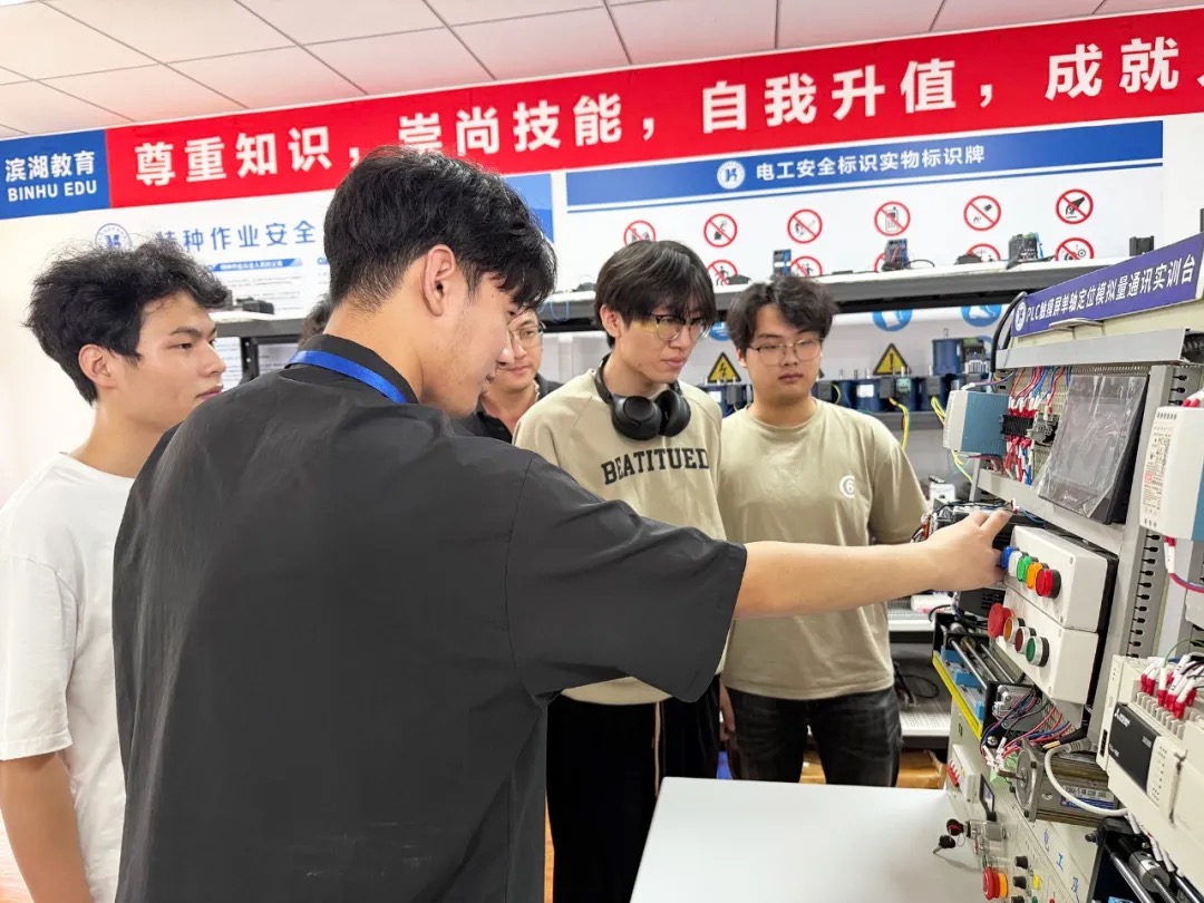 滨湖教育丨五一免费试听：PLC+工业机器人