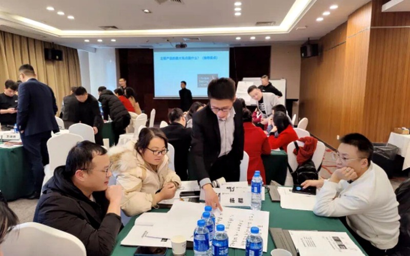 企业现金流吃紧如何重构商业模式?新华商学院张老师营销战略与顶层设计课题