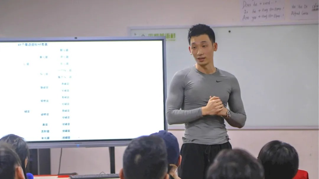 平和英语村珠海成人全日制纯英语课堂:分级课程、每日课表与浸泡式学习体验