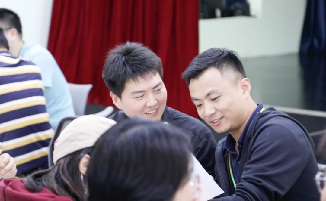 平和英语村珠海成人全日制纯英语课堂:分级课程、每日课表与浸泡式学习体验